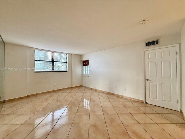 Building Photo - 555 NE 30th St