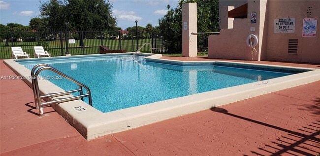 Building Photo - 515 W Park Dr