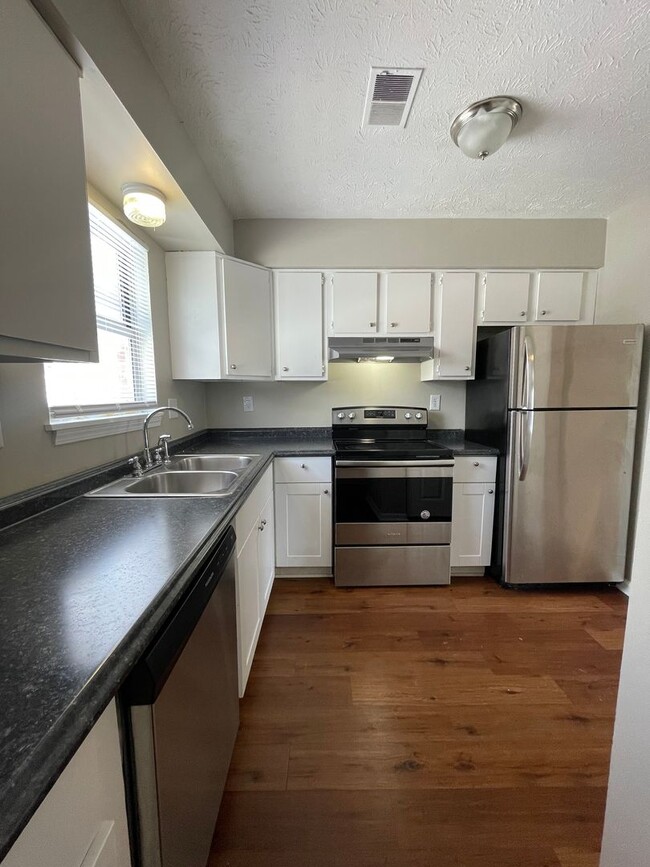 Building Photo - 2BR 1.5 BTH townhouse $1150 First Month's ...