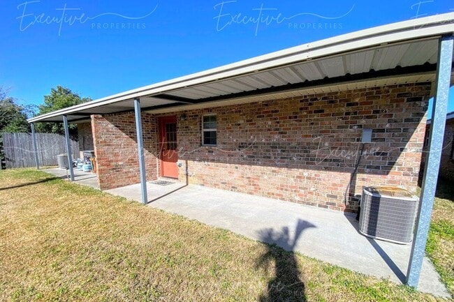 Building Photo - 2BR/2BA Duplex Near McNeese | W/D Included | Built-In Workspace
