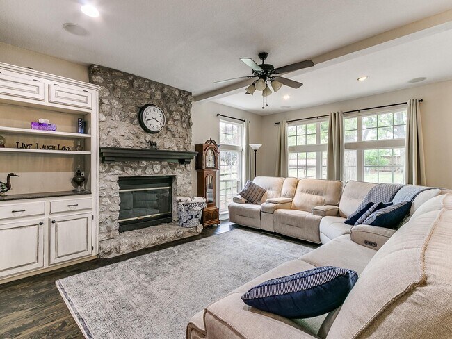 Building Photo - This stunning 4-bedroom, 3.5-bathroom home...
