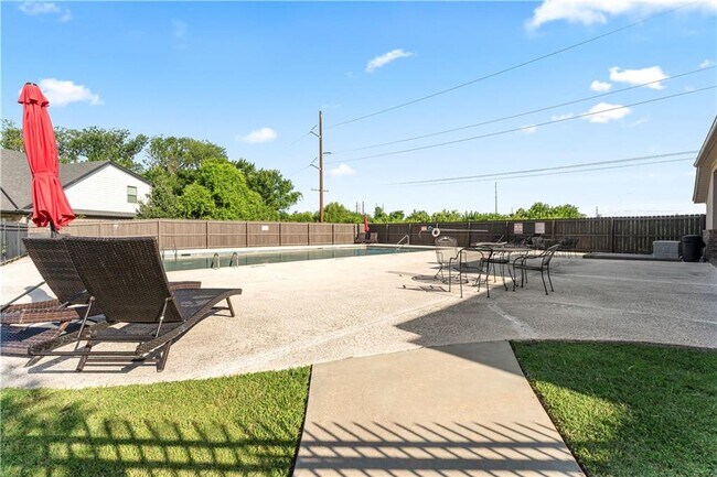 Building Photo - 3205 SW Riverstone Ave
