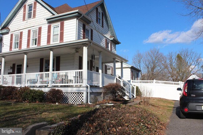 Building Photo - 217 Villanova Rd