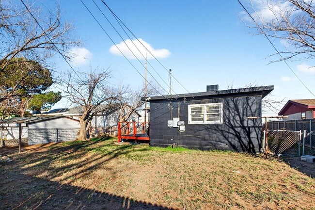 Building Photo - 2011 W 16th St