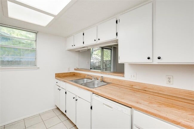 Building Photo - 5208 Bogey Ct