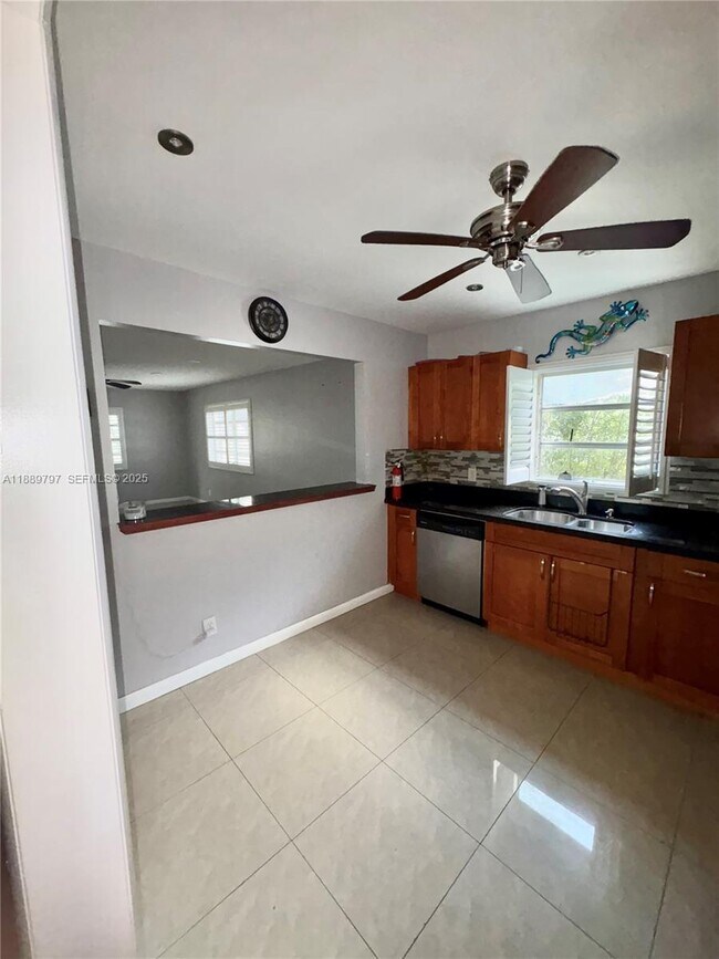 Building Photo - 5140 SW 40th Ave