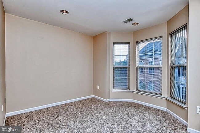 Building Photo - 5832 Cowling Ct