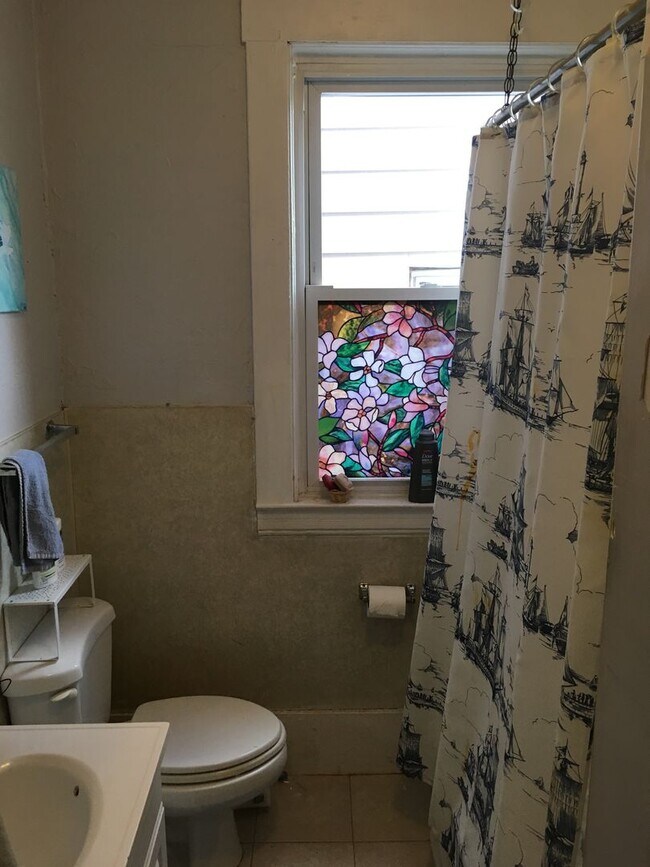 Building Photo - Bright 1BR in East Rock | Gas & Hot Water Included | Steps from Yale & Trails