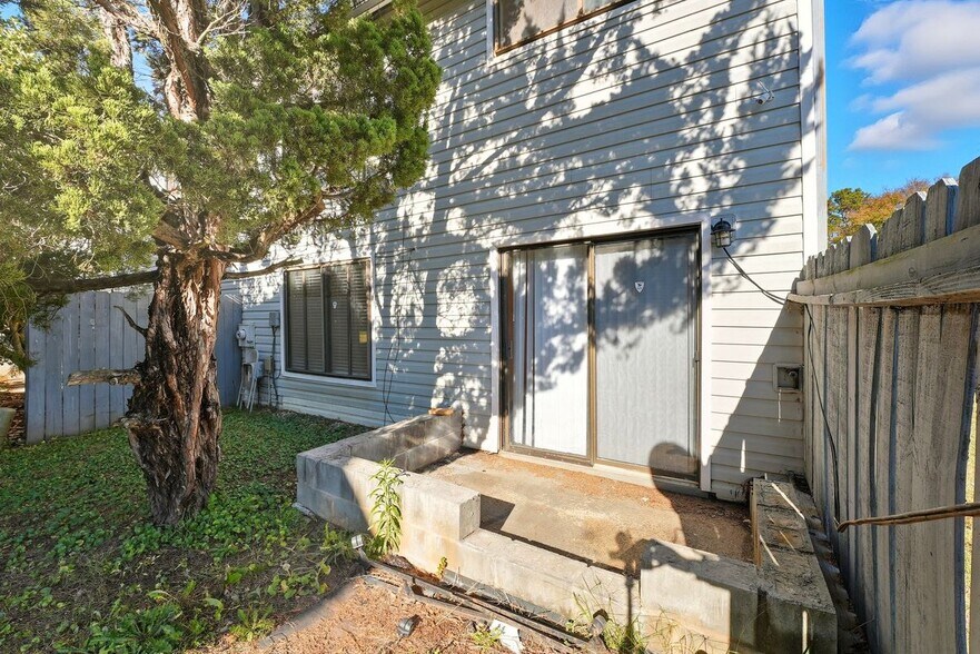 Building Photo - 293 Country Club Dr