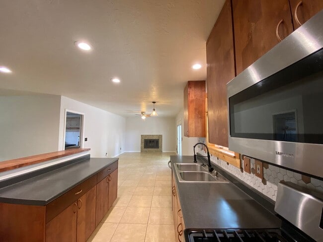 Building Photo - Beautiful Flagstaff Rental