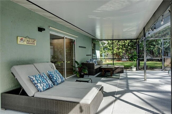 Building Photo - 905 SE Flamingo Ave