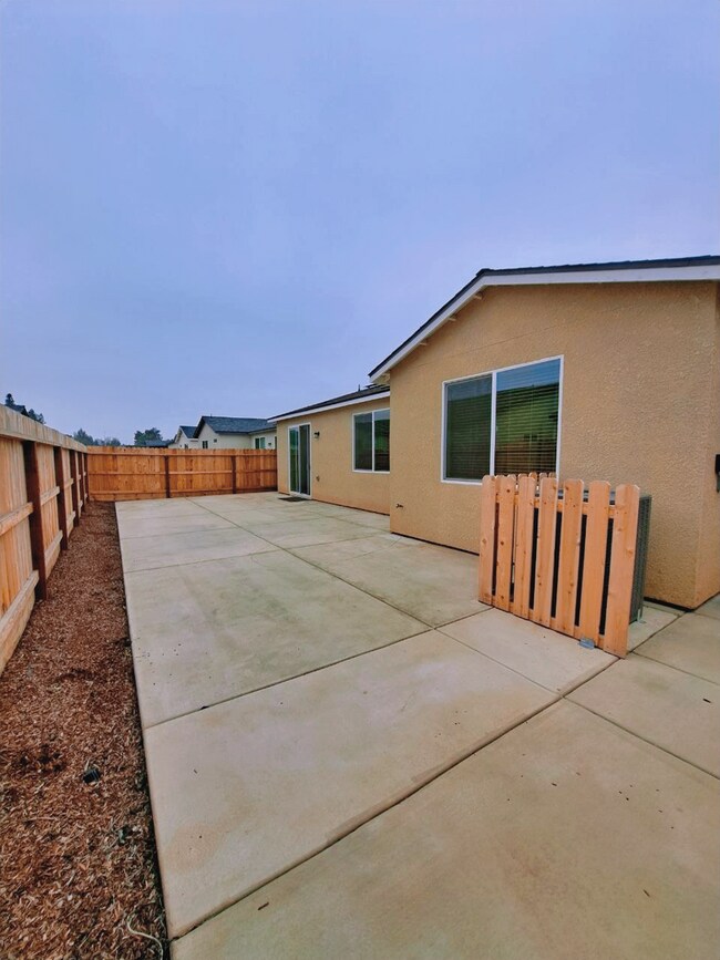 Building Photo - Limited Time Move In Special! Beautiful Newly Built Home in Clovis Unified – Solar & Bonus Room I...