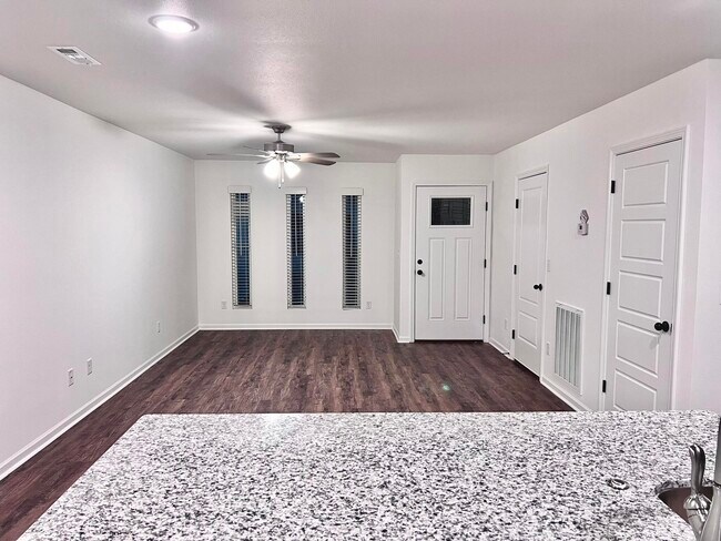 Building Photo - 1100 Pawpaw Pl