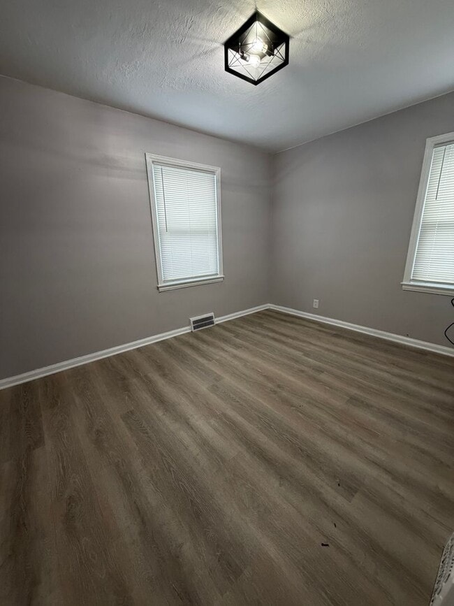 Building Photo - 3 bedroom Fully renovated Westside Bungalow