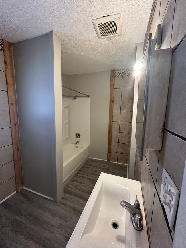 Building Photo - Section 8 Accepted! Spacious newly renovat...