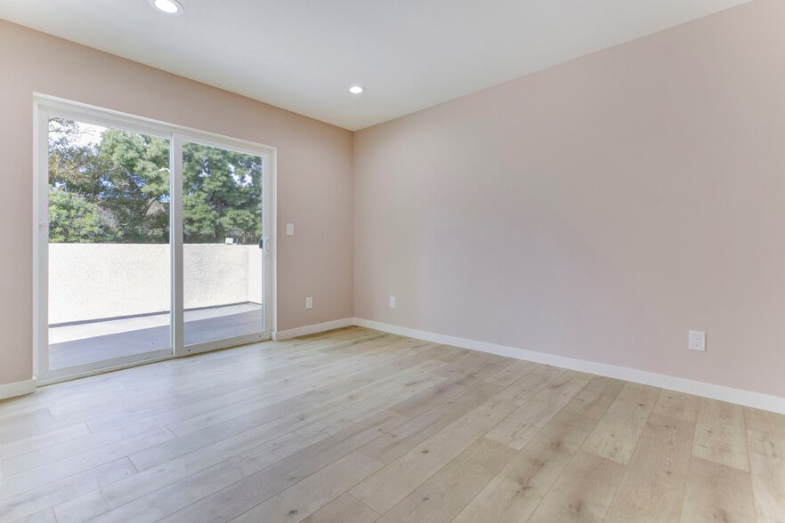 Building Photo - 15557 Wyandotte St