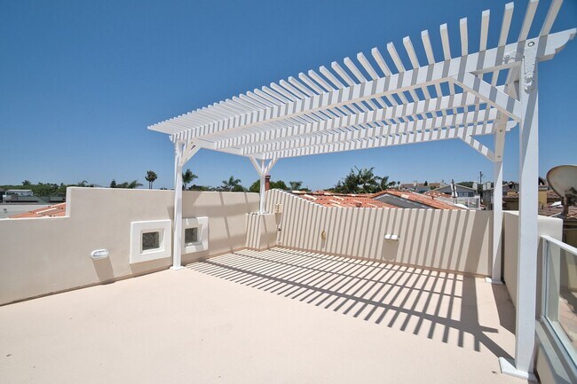 Building Photo - Beautiful Ocean View Townhome with Remodel...