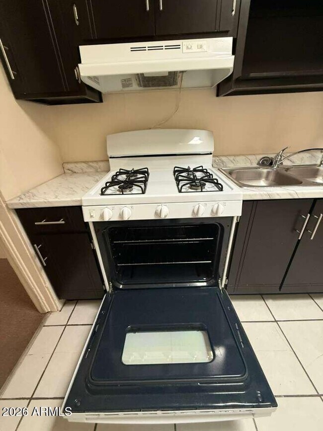 Building Photo - 830 E 9th St