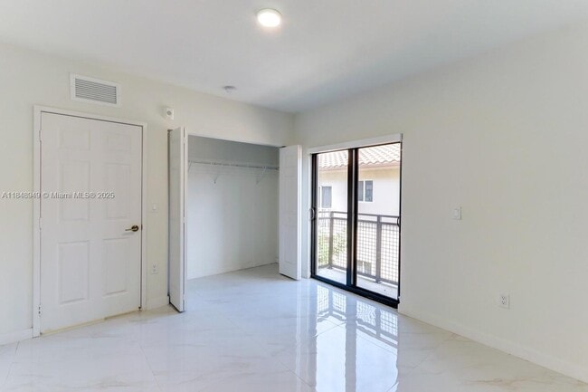 Building Photo - 339 W 78th Rd