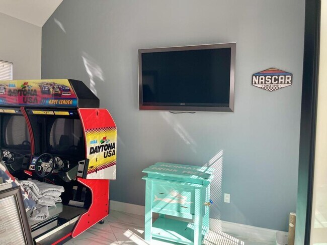 Building Photo - 505 Silver Beach Ave