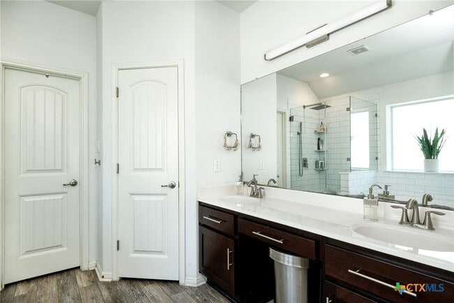 Building Photo - 4362 Green Tree Dr