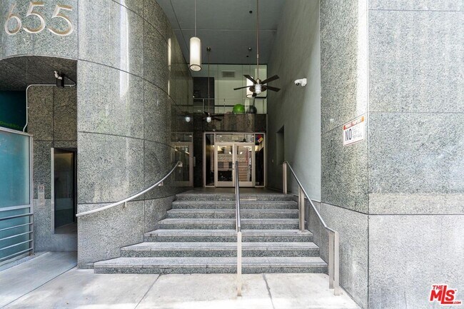 Building Photo - 655 S Hope St