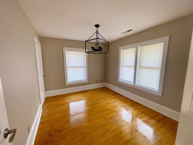 Building Photo - Immediate Move In or Nov 1st Beautiful 3 B...