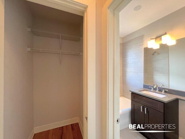 Building Photo - 1 bedroom in CHICAGO IL 60647