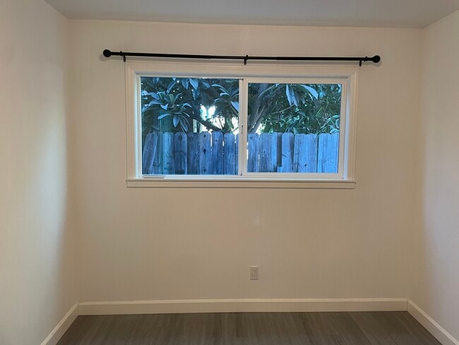 Building Photo - 265 E 69th Way