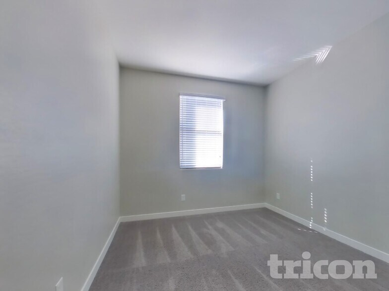 Building Photo - 2642 E Danbury Rd
