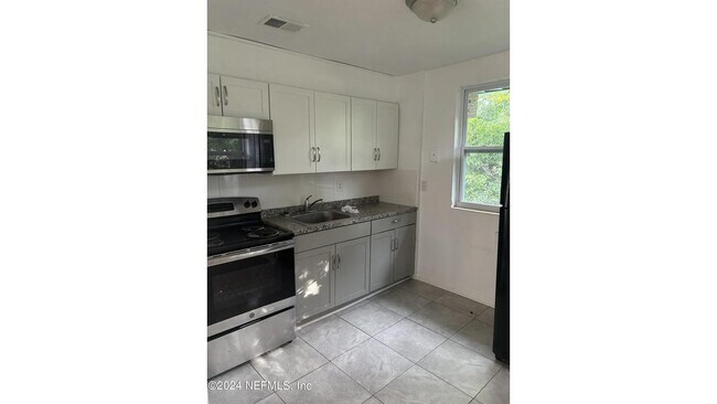 Building Photo - 1265 W 26th St