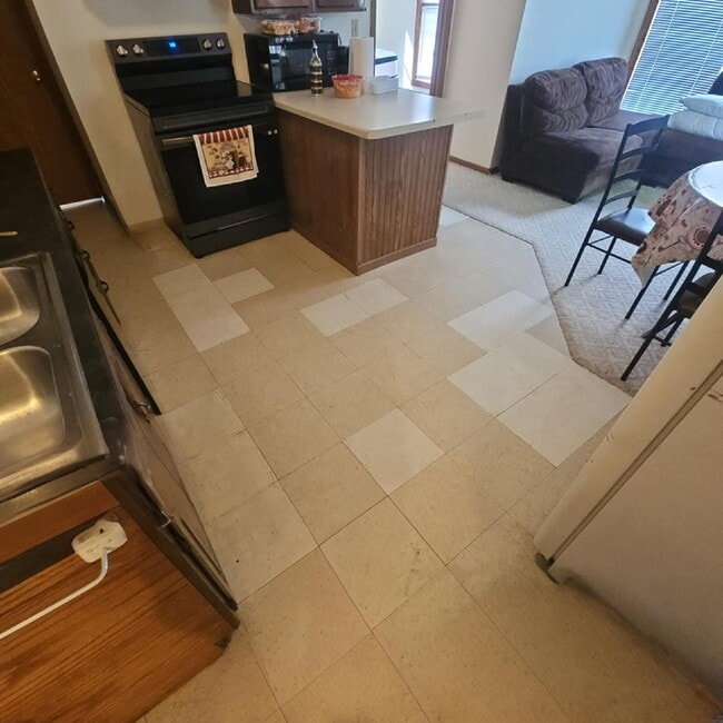 Building Photo - 2 bedroom in proximity to UWEC and downtown available June 1st