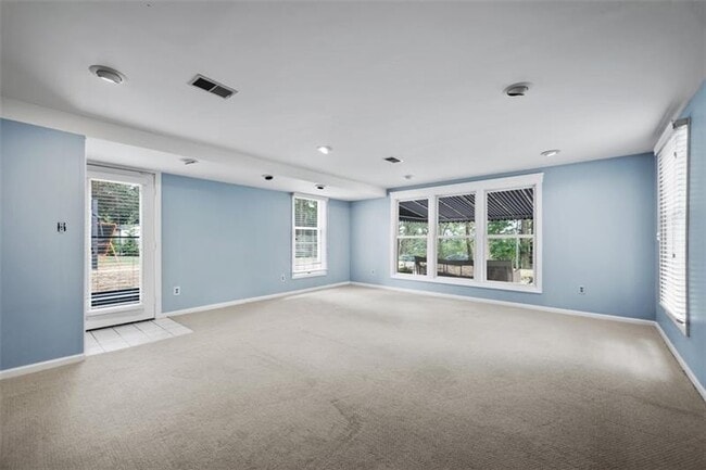 Building Photo - 207 Farmington Rd
