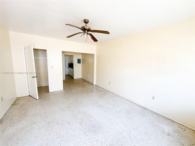 Building Photo - 2140 Bay Dr