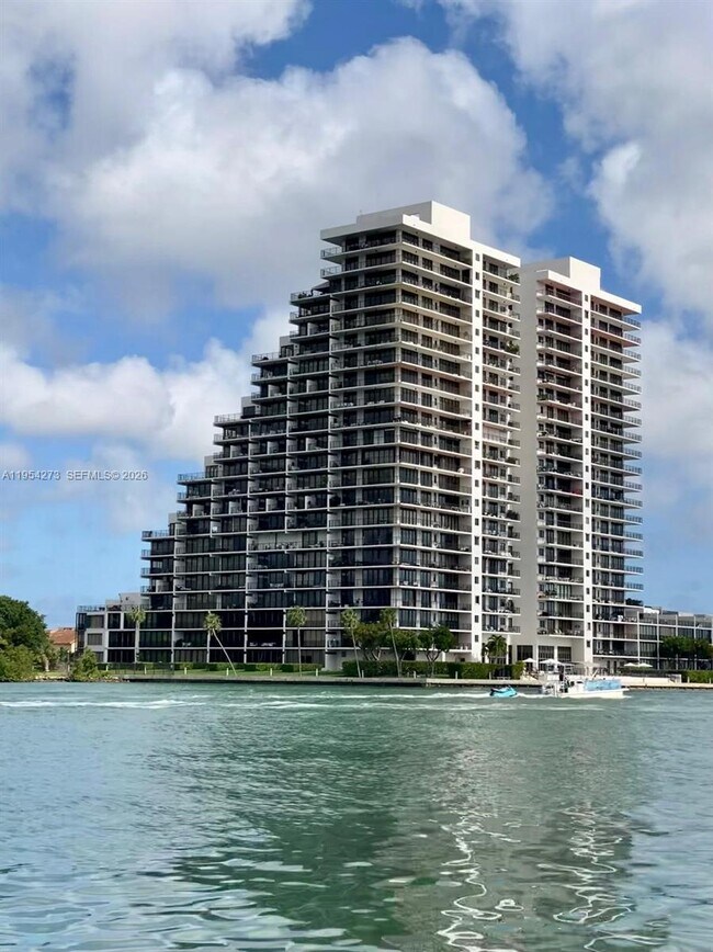 Building Photo - 1000 Venetian Way