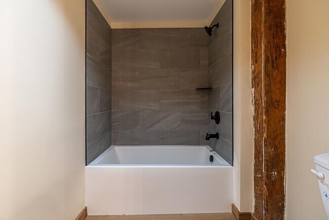 Building Photo - 453 E Main St