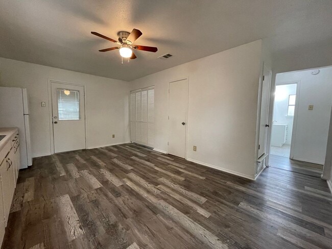 Building Photo - COMING SOON - 2 Bedroom 1 Bath Home in Lak...