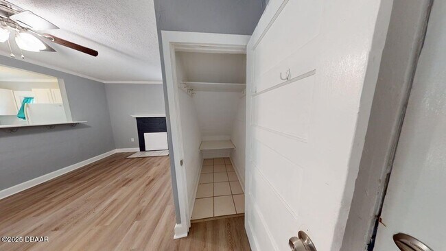 Building Photo - 831 N Oleander Ave