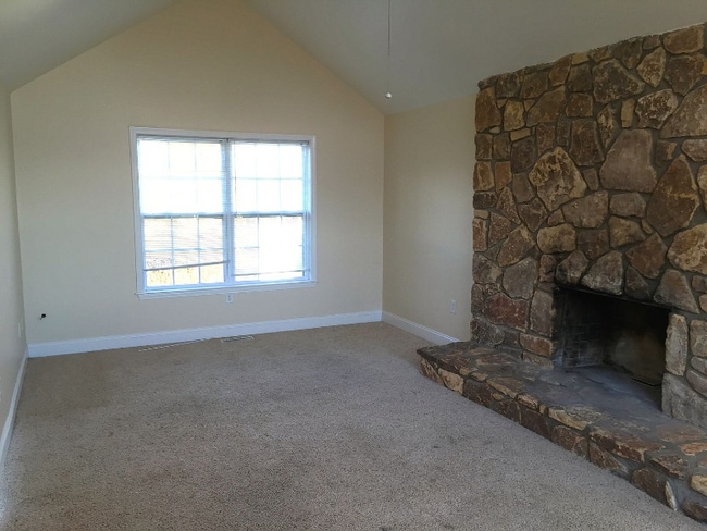 Building Photo - 223 N Queens Ct