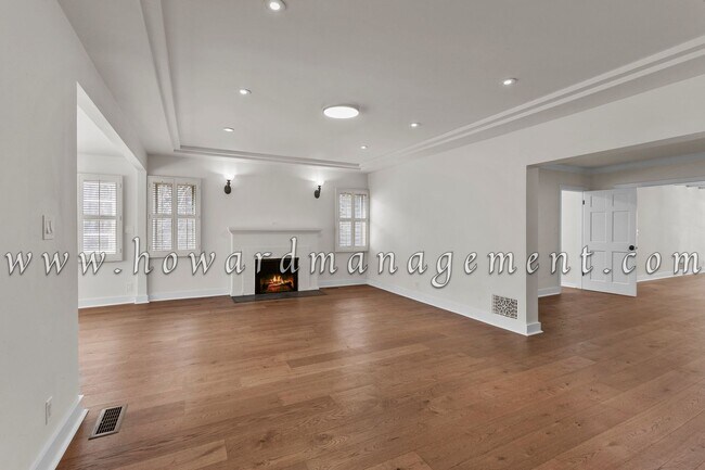 Building Photo - Contemporary Style 5bed/5bath Home with Ad...