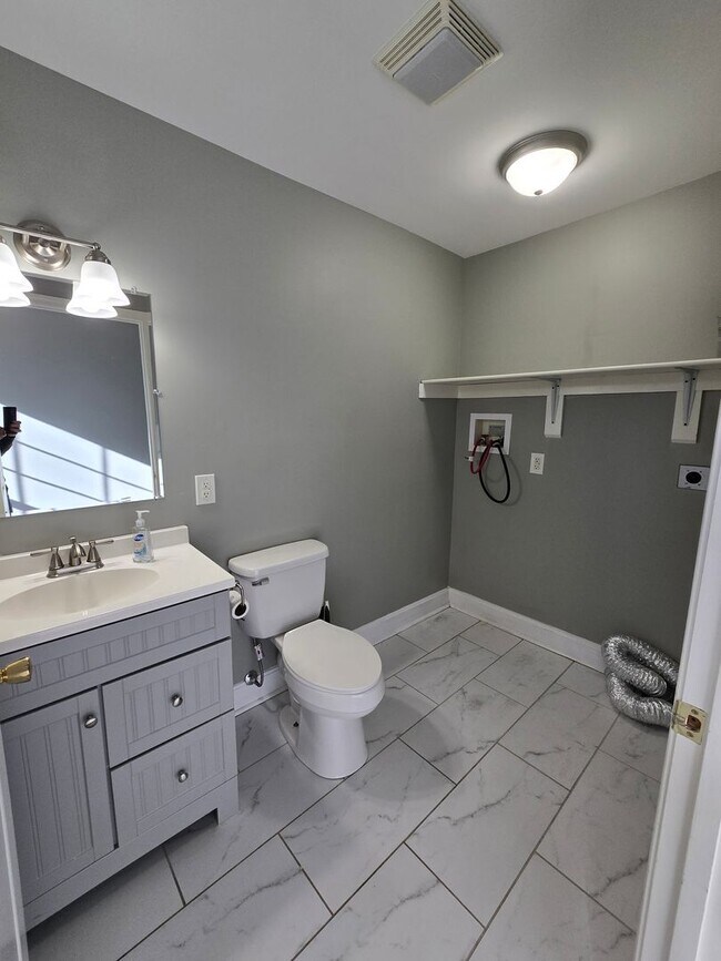 Building Photo - Updated 3 Bedrooms, 1.5 Bathrooms on a Dou...