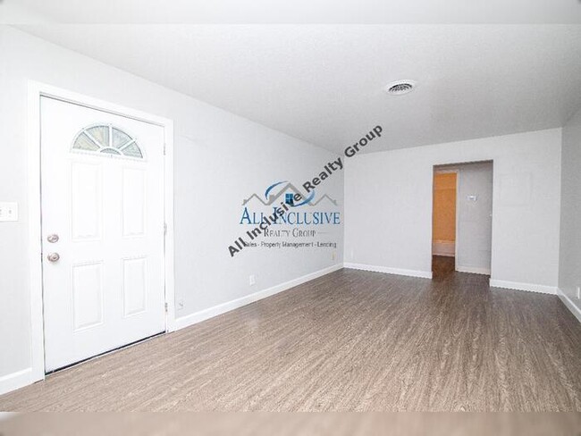 Building Photo - Charming 2 Bedroom 1 Bath! Half Off One Mo...