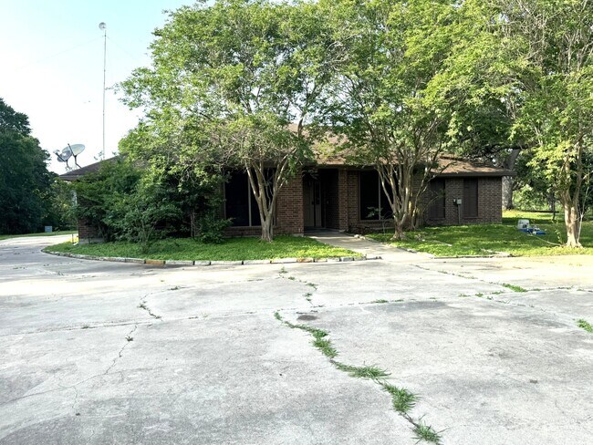 Building Photo - 772 Riverside Dr