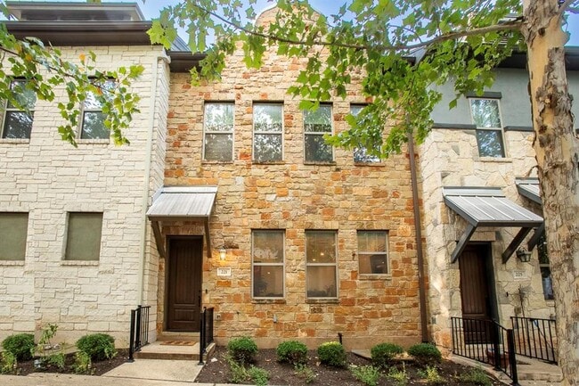 Building Photo - 221 Adams St