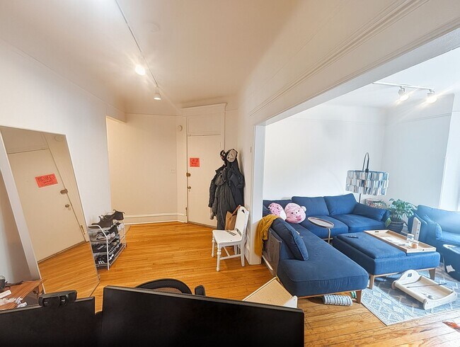 Building Photo - Very Spacious 2 BR/1 BA in Wrigleyville