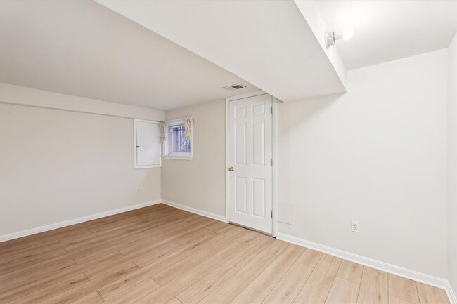Building Photo - Newly Renovated: 4 Bed 2 Bath on 5th Stree...