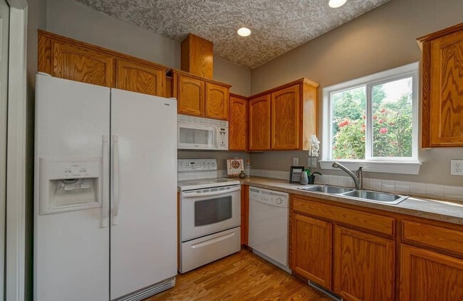 Building Photo - 4bd/2.5ba House with Washer/Dryer & Fully Fenced Yard!