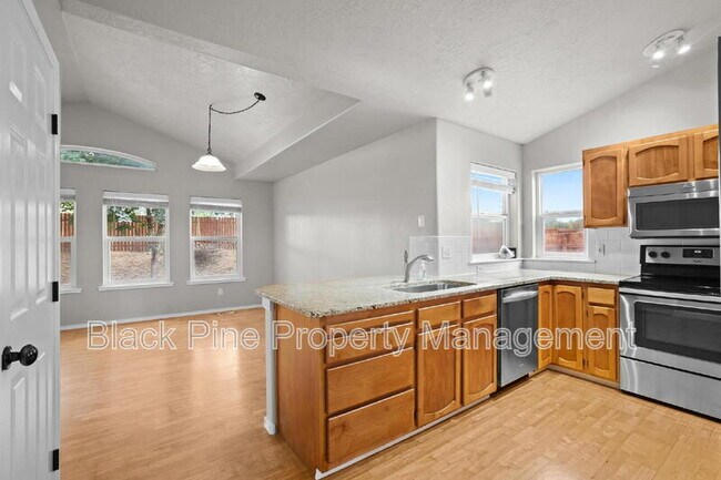 Building Photo - 543 W Bosanka Dr