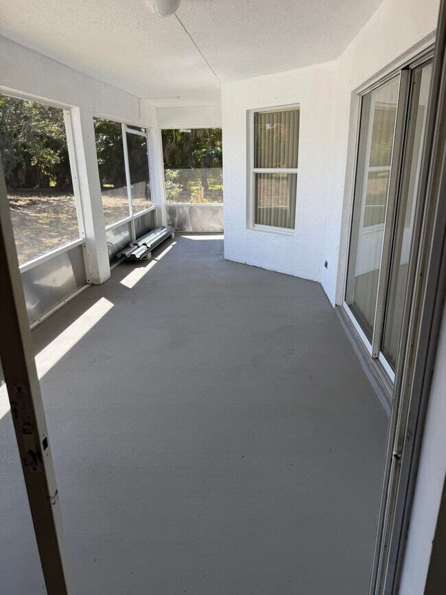 Building Photo - 137 SW Meade Cir