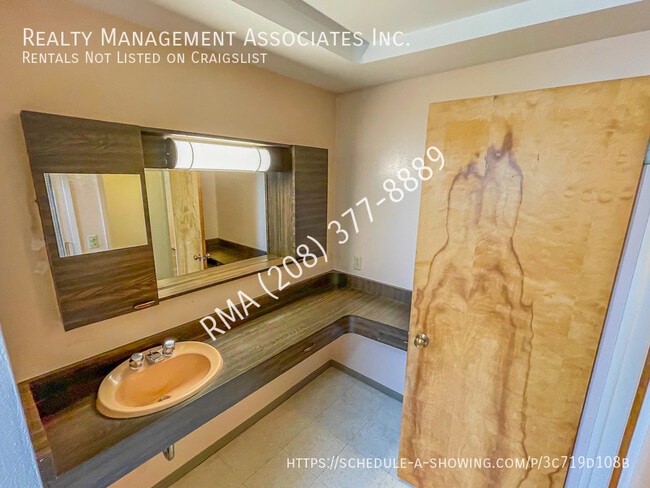 Building Photo - 2360 S Ridgeview Way